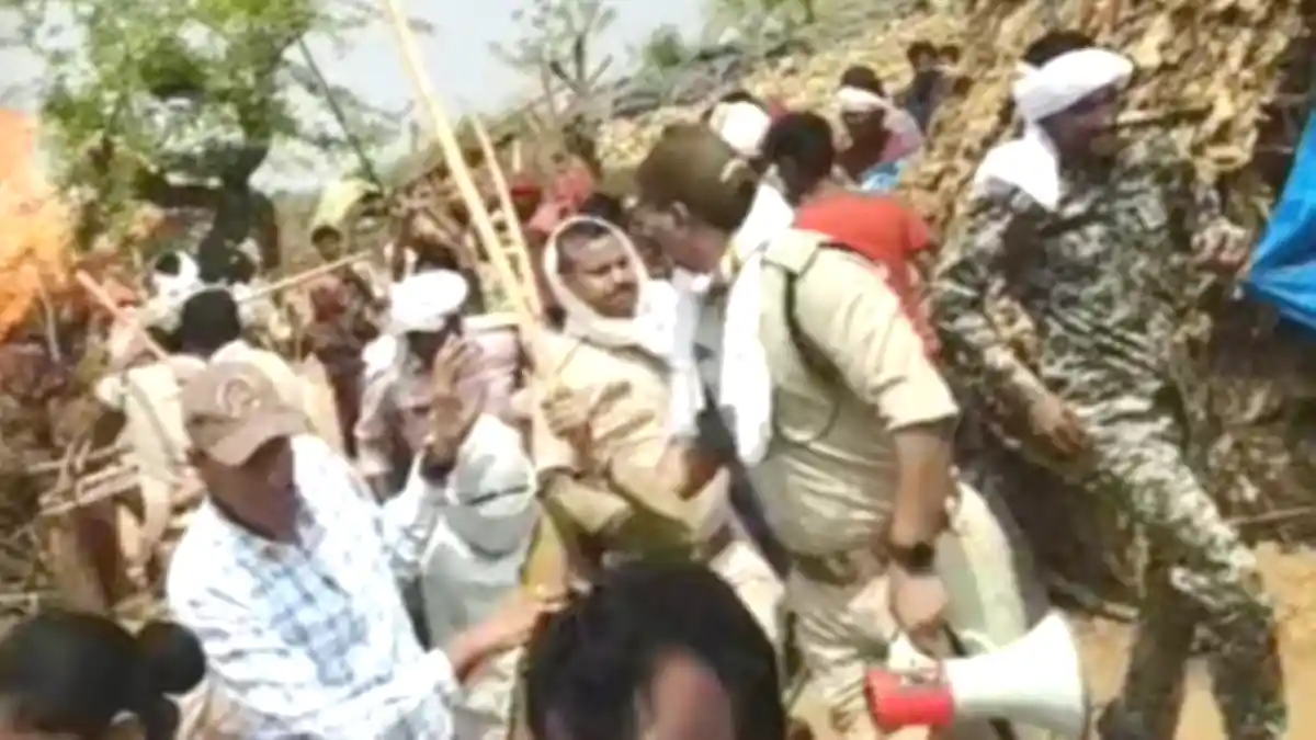 tribal-attack-police