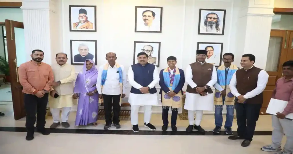 CM Yadav honored Cricketer Kr]anti Gaud 